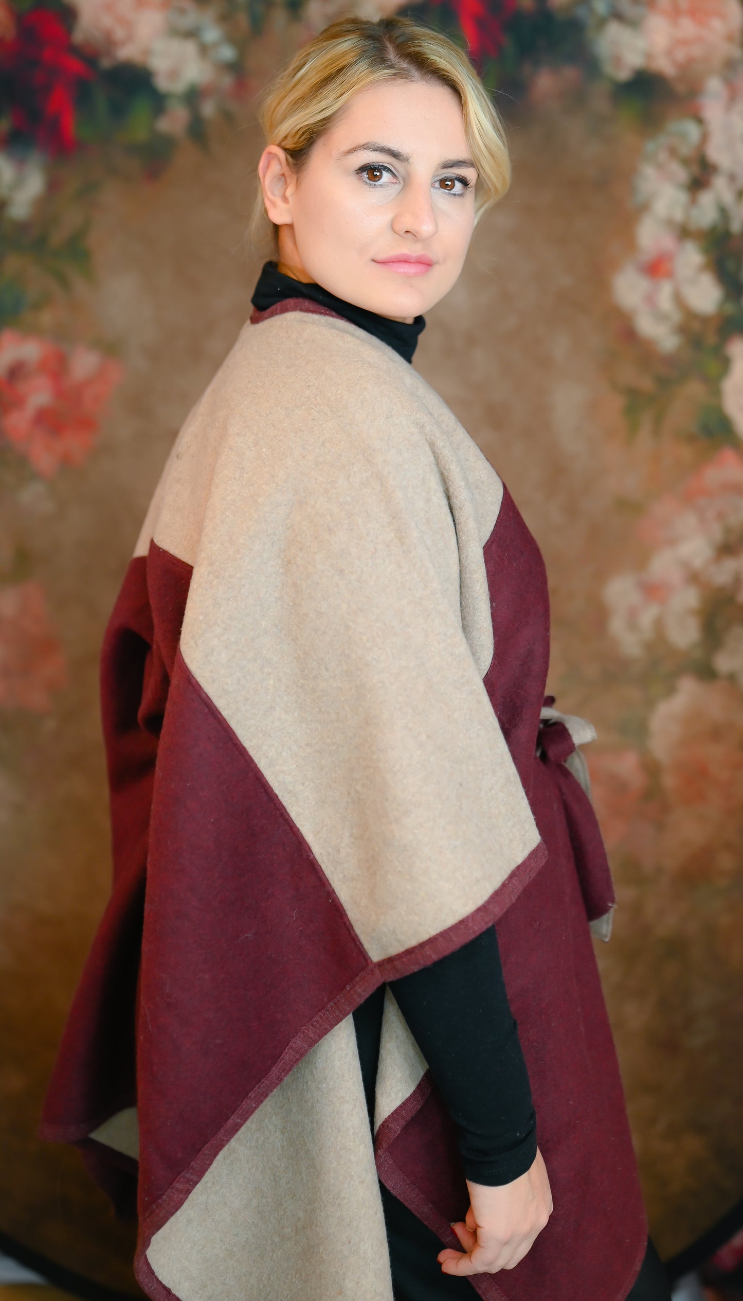 Klassischer Wollponcho mit Gürtel