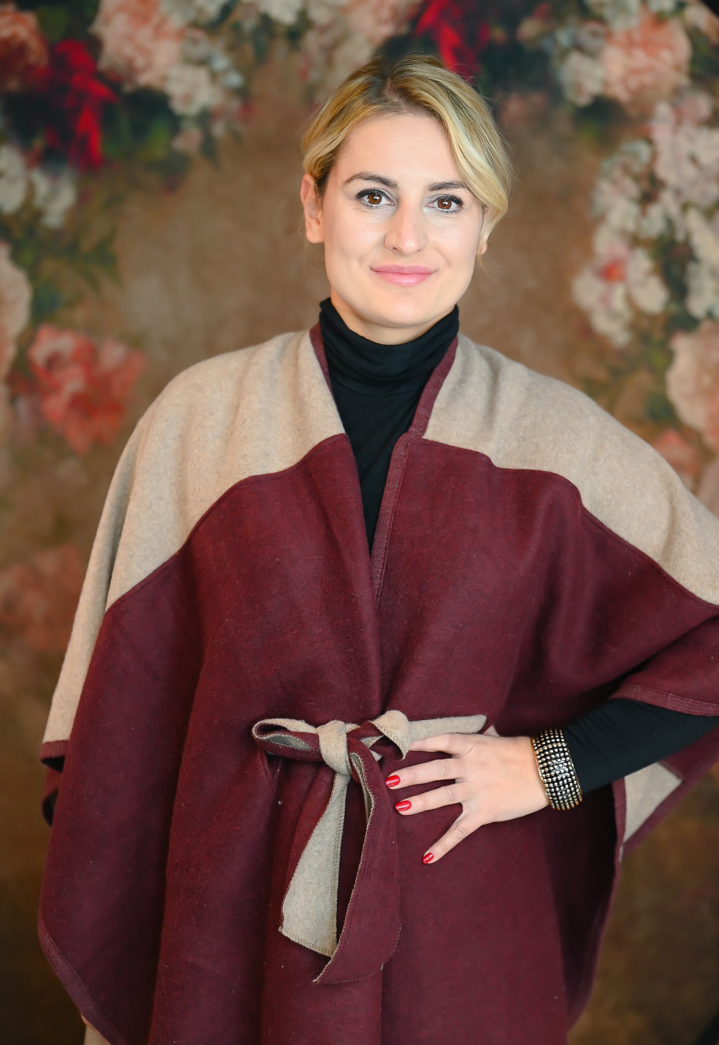 Klassischer Wollponcho mit Gürtel
