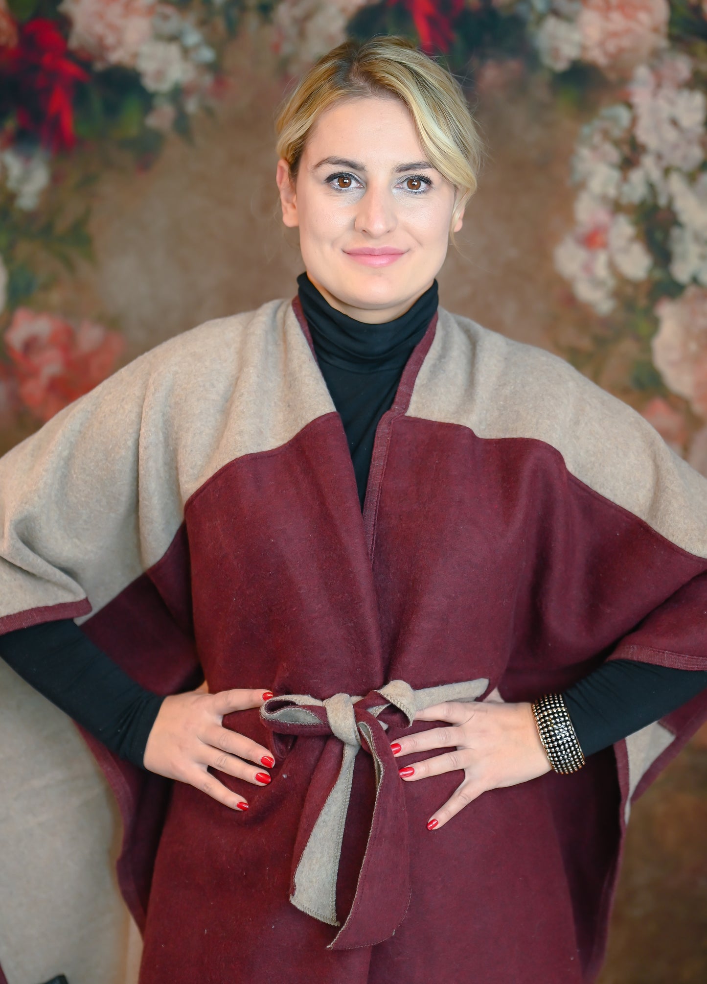 Klassischer Wollponcho mit Gürtel
