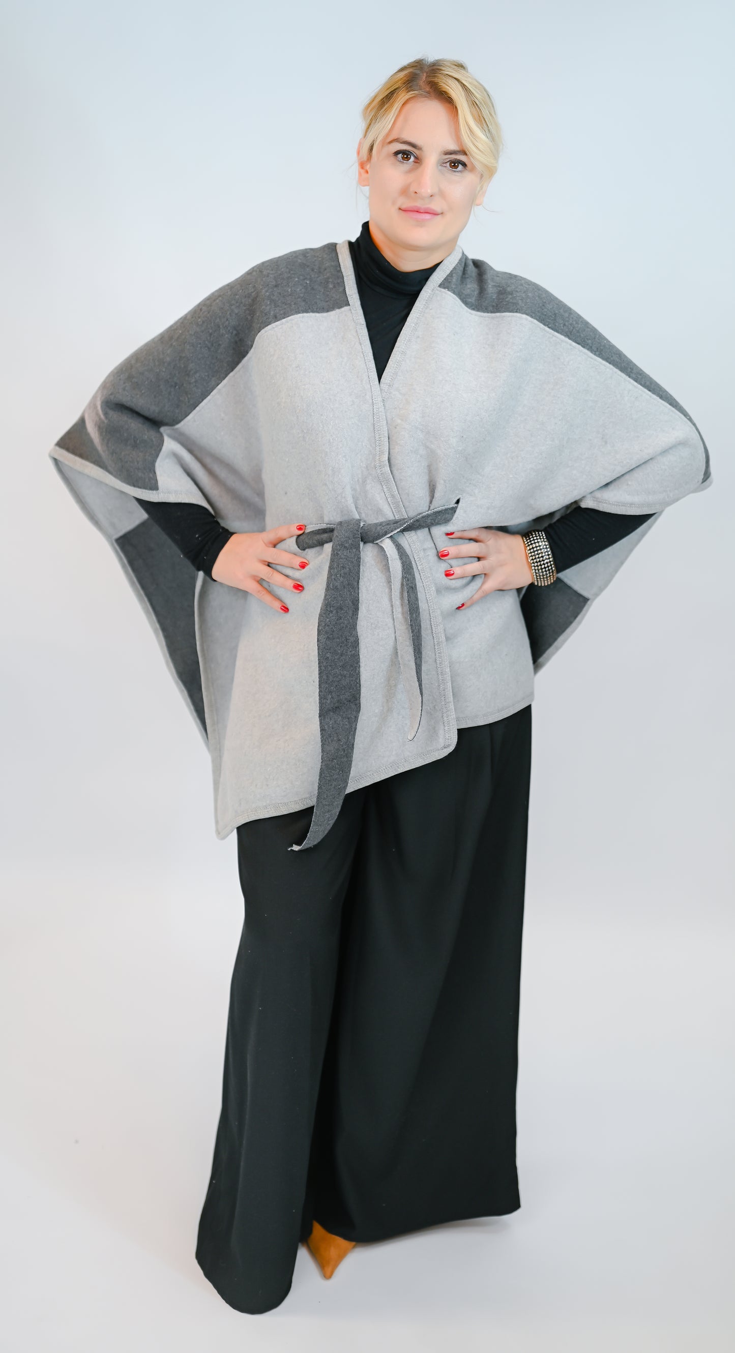 Klassischer Wollponcho mit Gürtel
